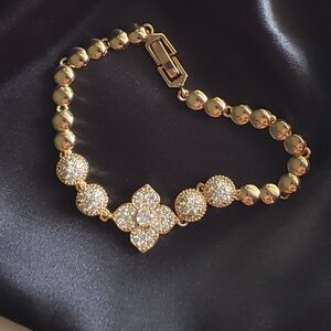 Bohemian Elegance! Gold Flower Link Bracelet with Sparkling Rhinestones